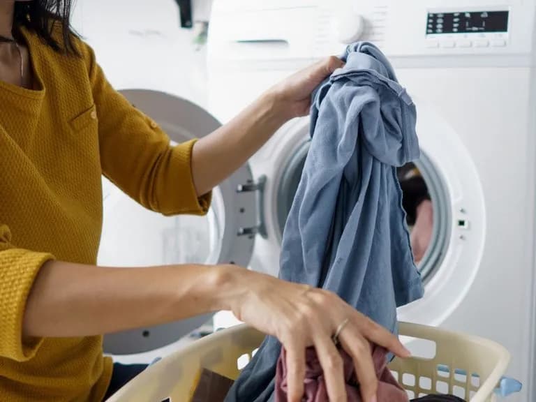 Jak zmyć smar z ubrania? Skuteczne metody, które naprawdę działają