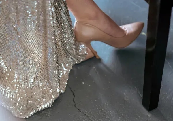 Jakie buty do sukienki koktajlowej, aby uniknąć modowej wpadki?