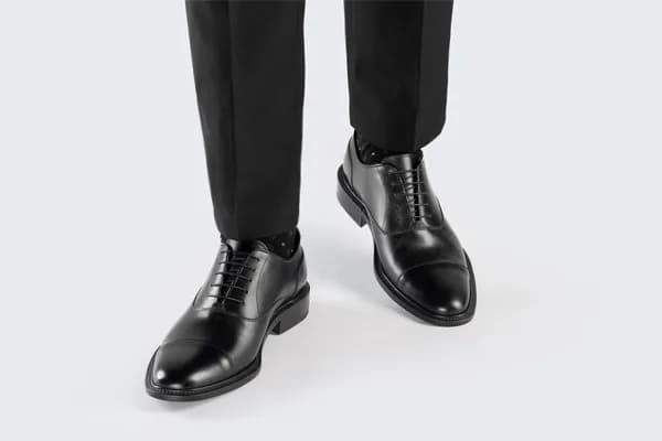 Jaki kolor butów do czarnego garnituru, aby uniknąć modowej wpadki?