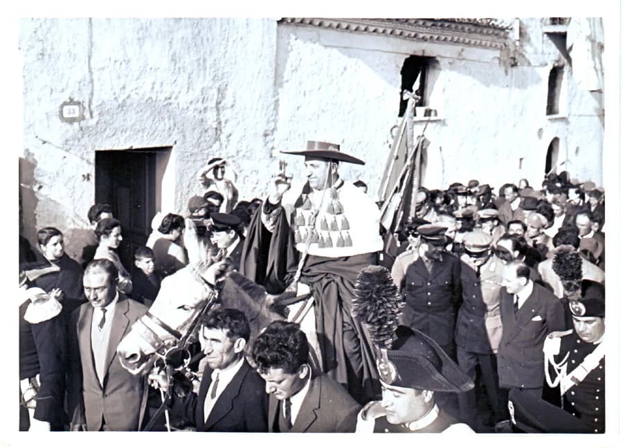 Jak się nazywa czapka papieża? Odkryj jej znaczenie i historię