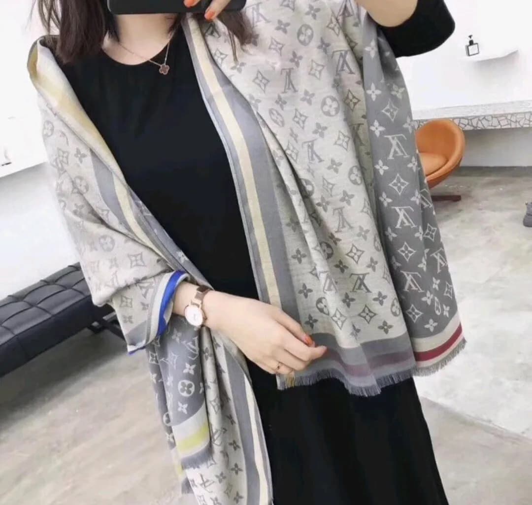 Ile kosztuje szal Louis Vuitton? Ceny, modele i co warto wiedzieć