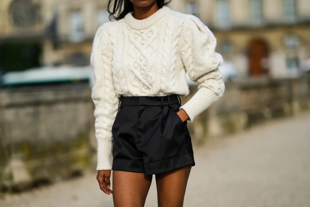 Biały sweter oversize stylizacje – unikaj modowych pułapek i baw się stylem