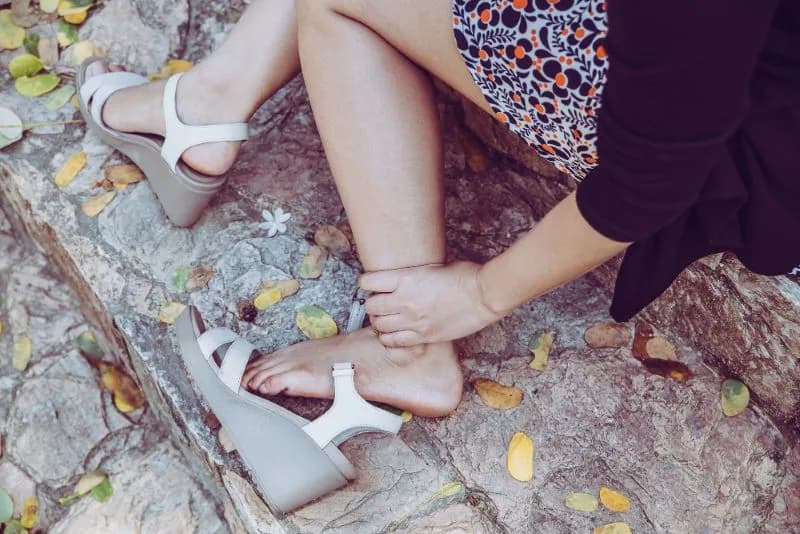 Jak rozbić za małe buty: skuteczne metody na komfortowe noszenie