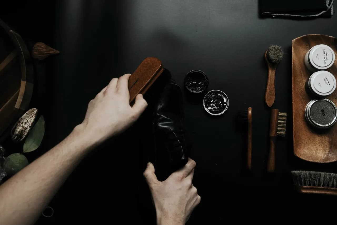 Skuteczne sposoby na pielęgnację butów skórzanych, które uratują je przed zniszczeniem